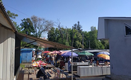 Кіцманський ринок відкрили після карантину: активно купують розсаду і овочі