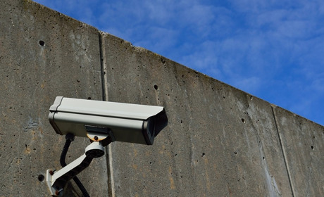 На камеру: поліцейським вдалося вирахувати чоловіка, який викрав дороговартісне обладнання