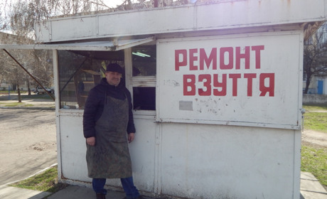 "Своєю справою зайнявся випадково". Микола Дубина тридцять років ремонтує взуття