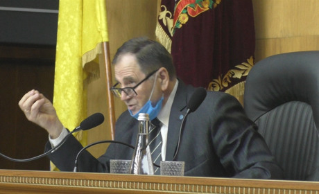 "Стрельніть у нього з рогатки!": секретар міської ради зірвався на журналіста під час сесії