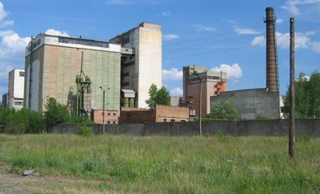 Ефектне падіння: у Сарнах зруйнували висотну будівлю