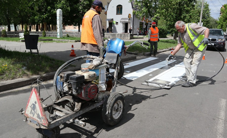У Червонограді малюють нову дорожню розмітку на пішохідних переходах. Закупили фарби на 100 тисяч