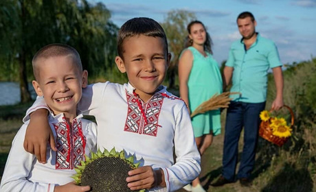 Чашки, парасольки та рушники за фото:  у Лозовій провели конкурс до Дня вишиванки