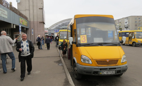 У першій половині дня роботу міських автобусів вирішили відновити. Але після обіду передумали