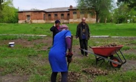 Багачани навели лад у парку та на дитячому майданчику