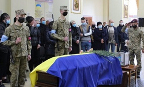 Навік 18: через 6 років по смерті у Славуті поховали захисника Луганського аеропорту Сергія Тимощука