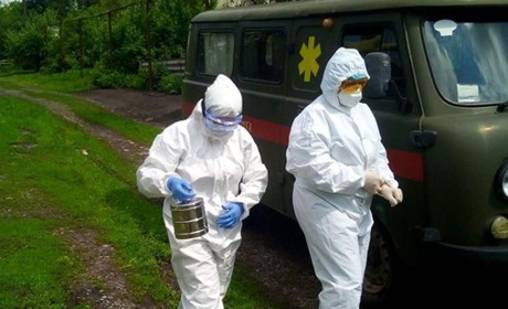 Троїцькі медики отримали п'ятдесят комплектів одягу для мобільних бригад