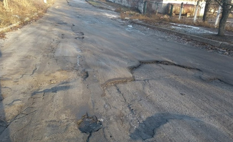 Первомайські дороги без пріоритетів та обіцянок: ремонтуємо самі та звертаємося до суду