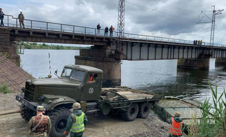 В Никопольском районе началось строительство понтонного моста: видео