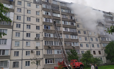 По вулиці Висоцького горіла багатоповерхівка: врятували 6 людей, з них – двоє дітей