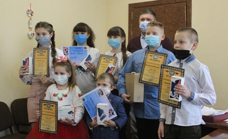 Смартфони, планшет та відеокамера: в Попасній нагородили переможців двох районних онлайн-конкурсів