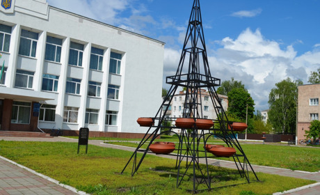 Крапельний полив та «Ейфелева вежа» з петуніями. Як Корюківка готується до квіткового сезону
