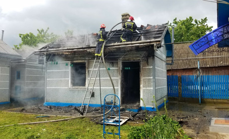 Дощ — не завада пожежам: у Кліводині горіла літня кухня