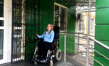 Високі бордюри, небезпечні пандуси. Яким бачать Переяслав люди на візках?