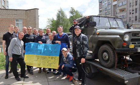 Два автомобілі везуть військовим 24-ої ОМБР в зону ООС червоноградські волонтери