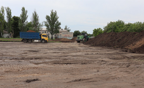 Фоторепортаж із будівництва великого футбольного стадіона у Волновасі