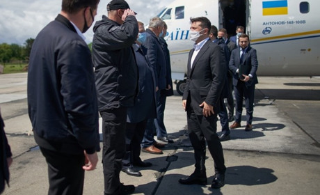 Літак Володимира Зеленського приземлився у Старокостянтинові