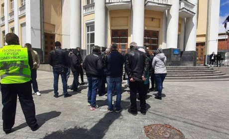 Представники кількох громад Барського району поїхали мітингувати під стінами Вінницької ОДА
