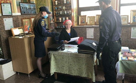 Поліцейські нагадали жителям району напередодні Трійці про необхідність дотримання  карантину 