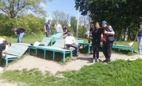 Барчани гуртом зремонтували і пофарбували поламані місцевими вандалами вуличні меблі у парку 