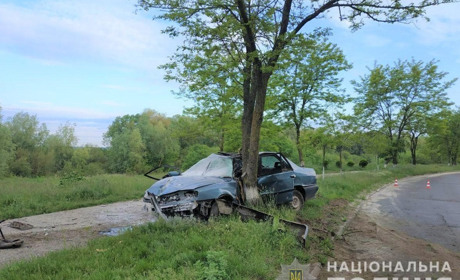 У Вараші внаслідок зіткнення автомобіля із деревом травмувалось двоє молодих чоловіків