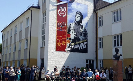 На честь 100-річчя Івана Кожедуба у небі над Шосткою пролетів літак Повітряних сил України
