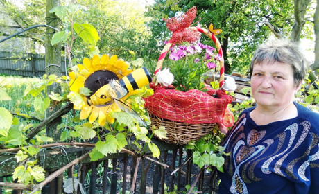 Менянка Тетяна Терещенко прикрасила двір обійстя власноруч зробленим декором 