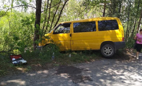 Неподалік Дубник мікроавтобус врізався в дерево: один пасажир помер на місці, інші – ушпиталені