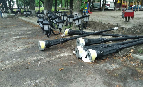 У волноваському центральному сквері продовжують встановлювати ліхтарі та ремонтувати сцену: фото