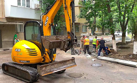Дождь труду не помеха: в Измаиле продолжаются дорожные работы (видео)