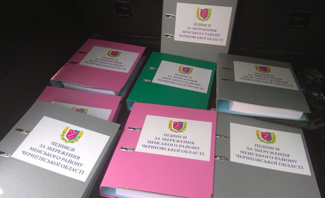 Підписи зі зверненнями за збереження  Менського району відвезли до Києва. Кому вручили