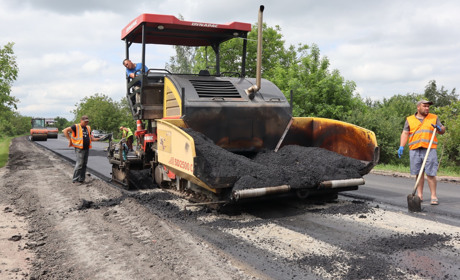 Асфальт товщиною 11 см вкладають на об'їзній дорозі Червонограда від пам'ятника шахтарю до Солокії