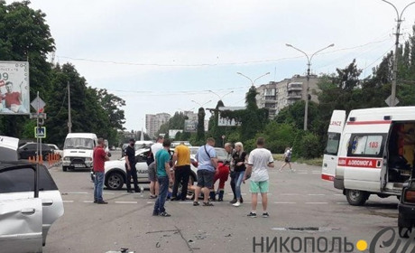 На улице Первомайской столкнулись два автомобиля: видео момента  ДТП