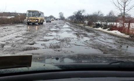 Мешканці західної частини Сокальщини просять президента відремонтувати дорогу на Раву-Руську