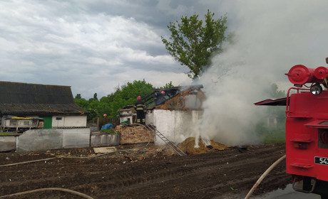 У Старокостянтинові блискавка влучила у будівлю. Довелось викликати рятувальників