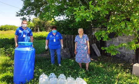 У селі під Торецьком люди збирали дощову воду, щоб пити. Але їм допомогли
