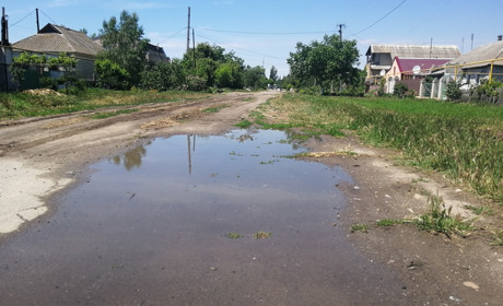 З новою дорогою, але без тротуару: коли вирішаться проблеми благоустрою вулиці Поповича 