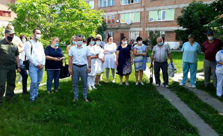 Під музику військового оркестру у Шостці із професійним святом привітали  медиків
