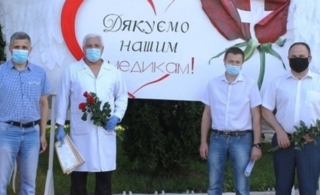 Барських медиків привітали з професійним святом: фото