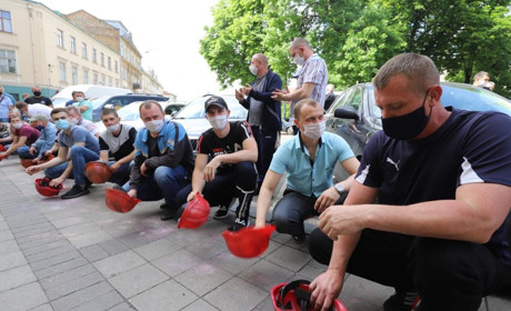Чотири місяці без зарплати – шахтарі «Надії» гримали касками під стінами Львівської обласної ради
