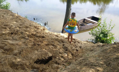 На Конотопщині активісти розчистили територію та облаштували пляж. Фото