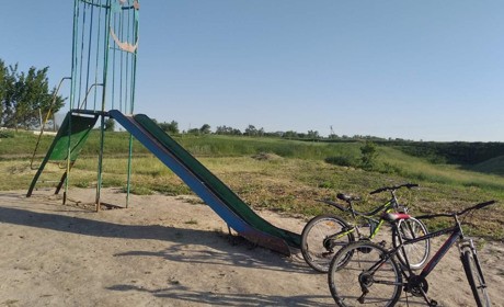 Батьки власноруч зробили дитячий майданчик 