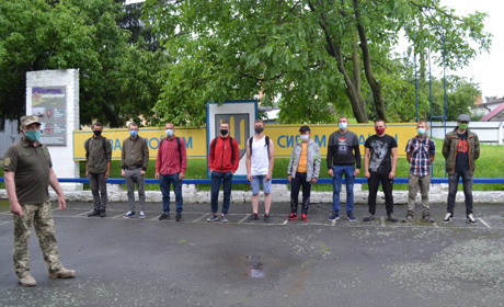 Мамо, я солдат: у Новограді проводжали призовників