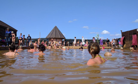 І скупатися на морі, і полікуватися в цілющих гейзерах. Морські курорти з термальними джерелами