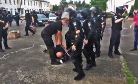 Постріли у повітря та вибух: чим закінчився прийом громадян нардепа в Березному