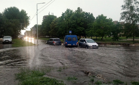 Україну накрили зливи і грози. Скільки триватиме негода – невідомо. Як не стати жертвою стихії?