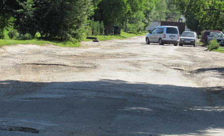В Барі на вулиці Шевченка розсипається дорога, автівки вже ледве розминаються: відео 