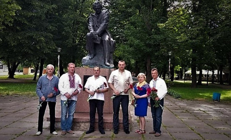 "Батьківщина" поклала квіти до пам'ятника Т.Г.Шевченку  з нагоди відзначення Дня Конституції України