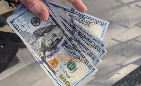Забрали у діда 10 тисяч гривень та 900 доларів США, представившись працівниками пенсійного фонду