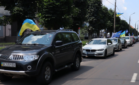 На День Конституції в Червонограді організували автопробіг. У ньому взяла участь нардеп Софія Федина